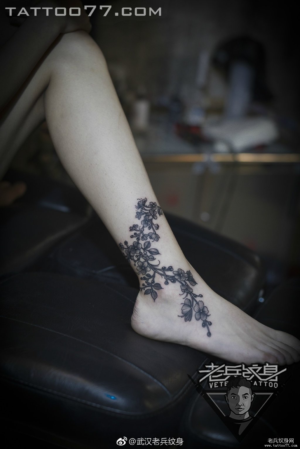 小腿黑灰藤蔓纹身图案 - 广州纹彩刺青