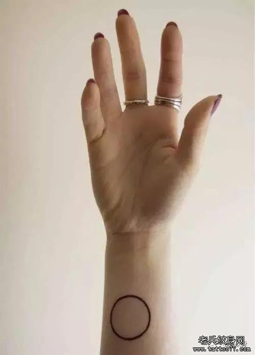 手臂简约线条纹身图案