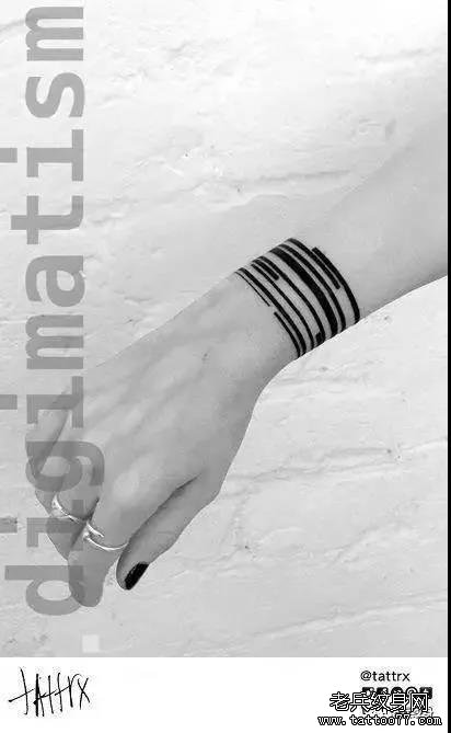 手臂简约线条纹身图案