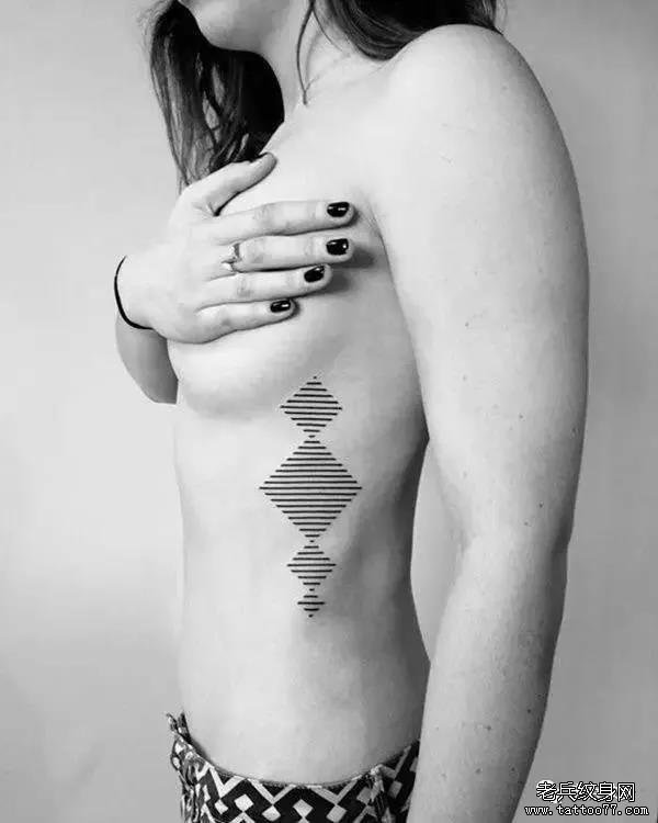 侧腰简约线条纹身图案