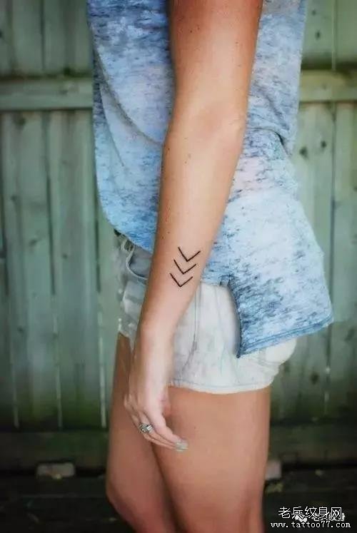 手臂简约线条纹身图案