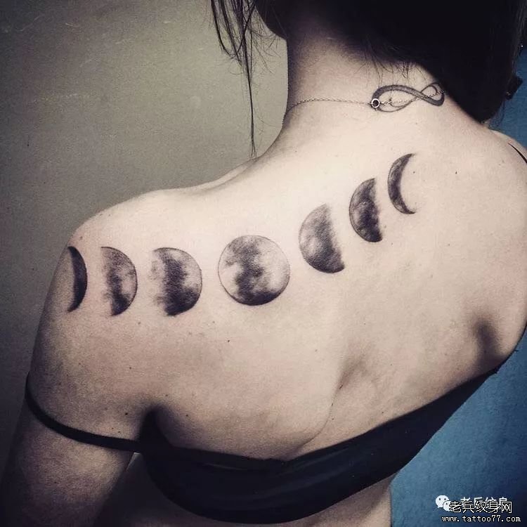 肩胛黑灰月亮纹身图案