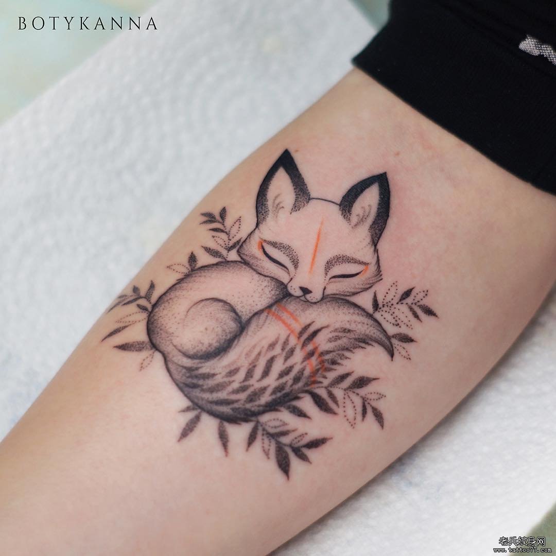 彩色狐狸牡丹花纹身图案