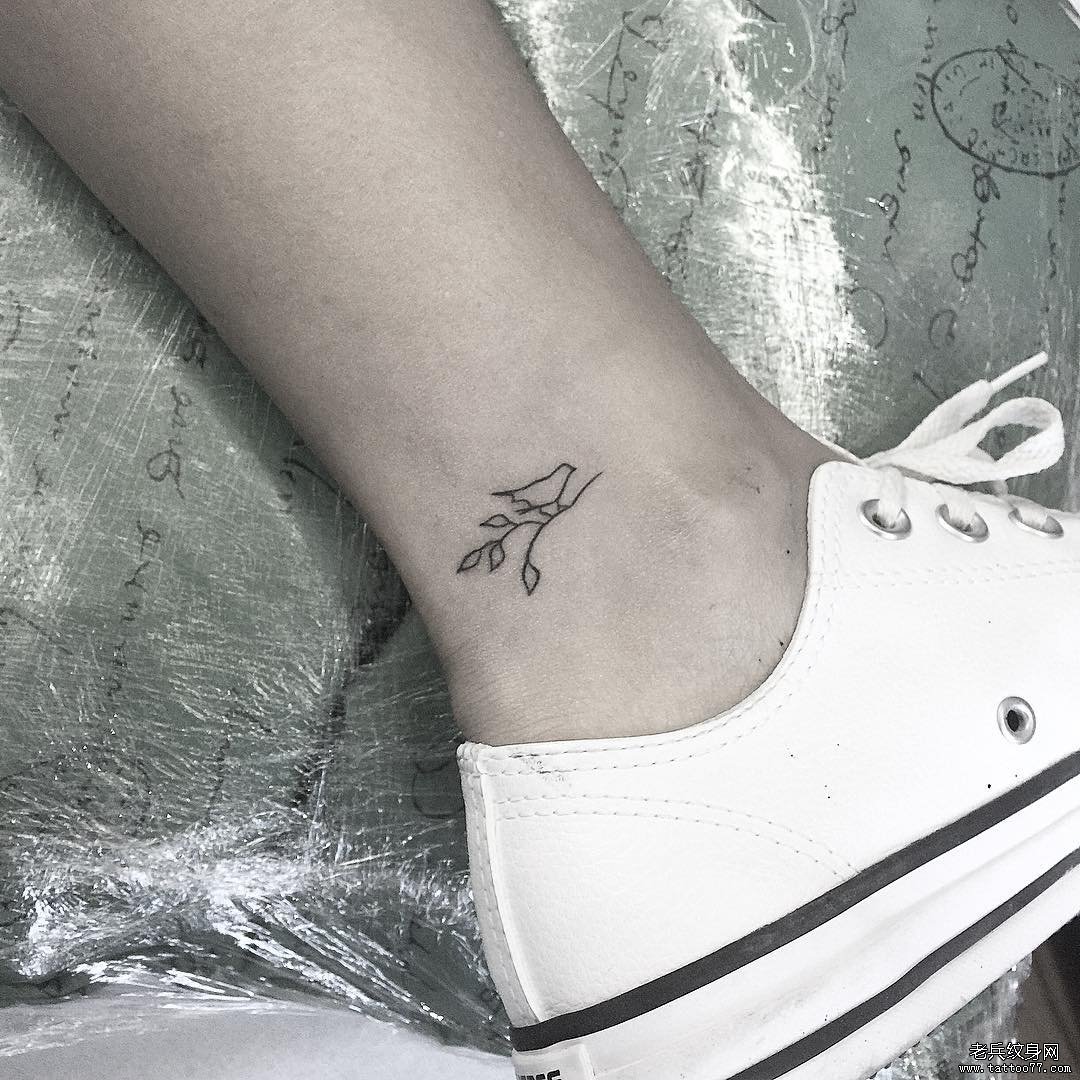 武汉纹身店：美女腿部向日葵纹身