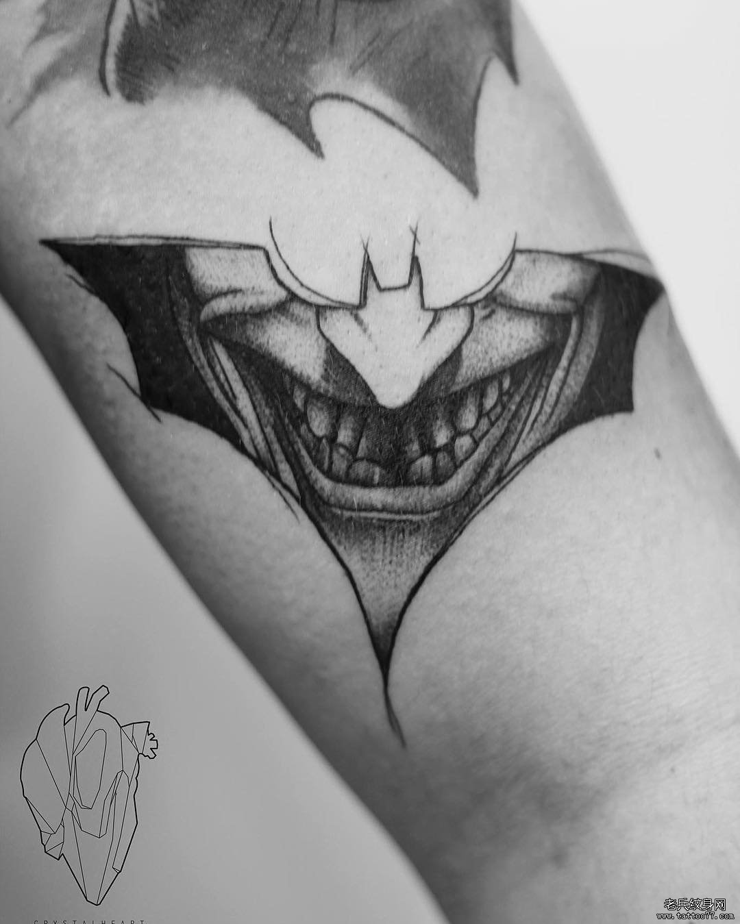 黑灰蝙蝠小丑大臂文身图案