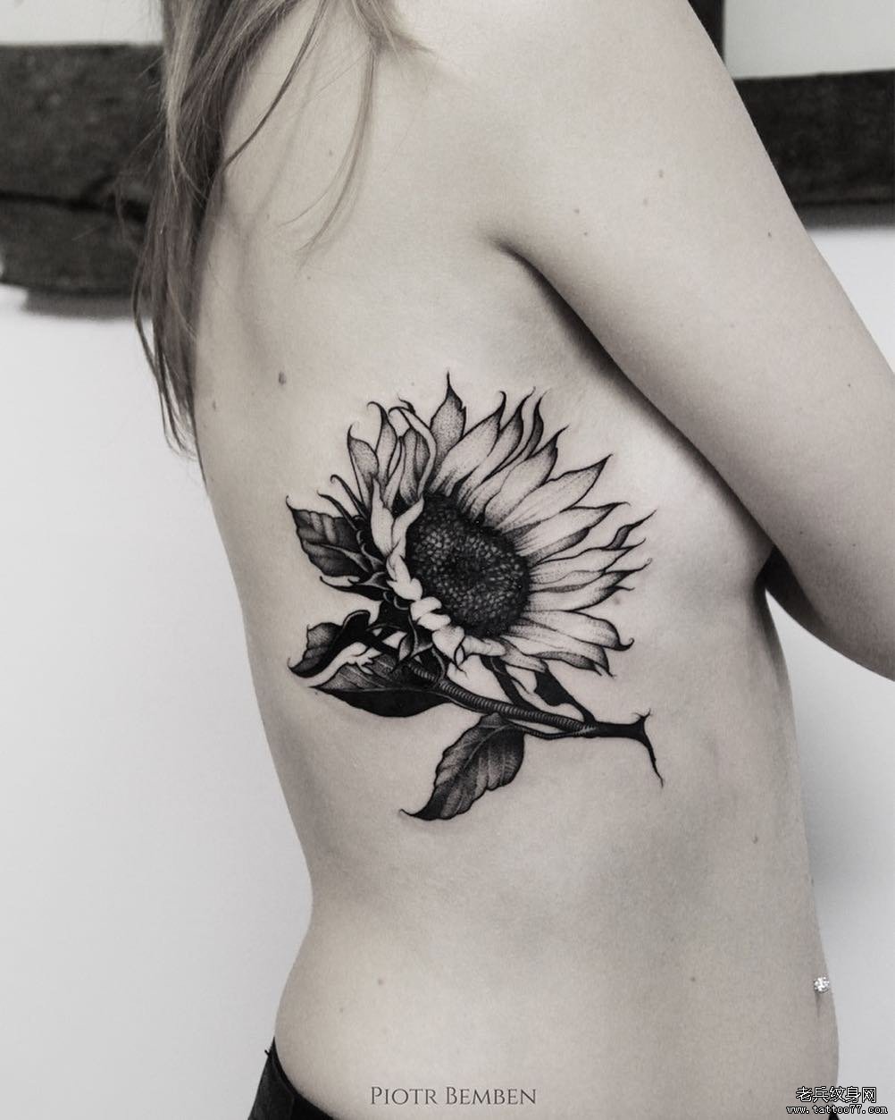 黑灰侧腰向日葵纹身图案