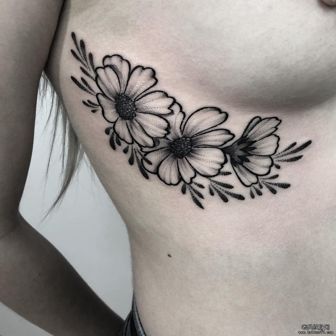 黑灰侧胸部花卉纹身图案