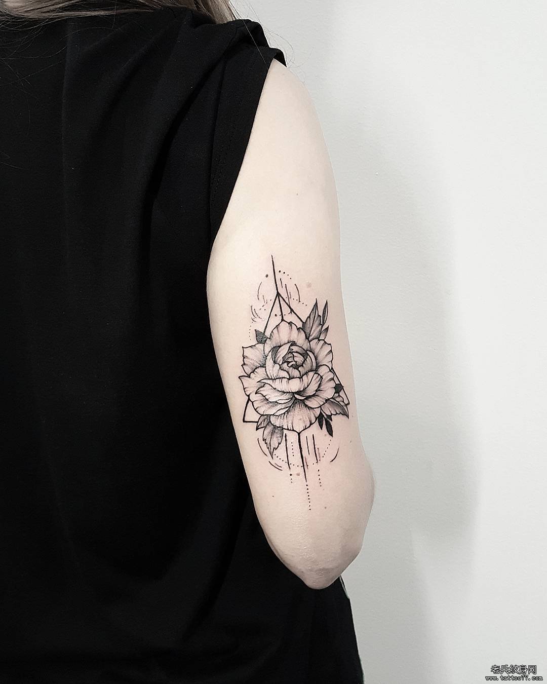 黑灰花朵蜜蜂手臂纹身图案
