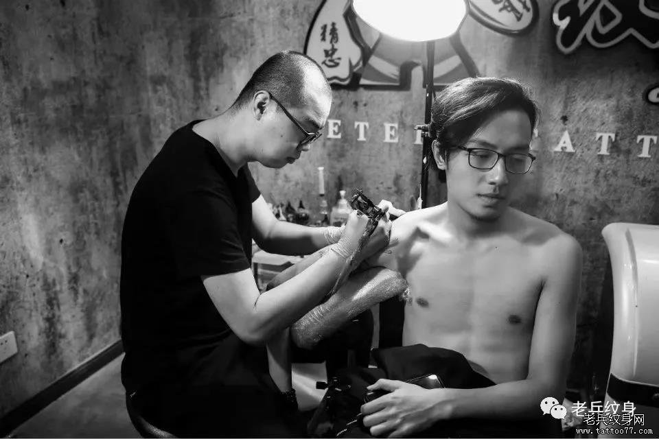 岁月静好,现世安稳——老兵店内纹身师纹身花絮
