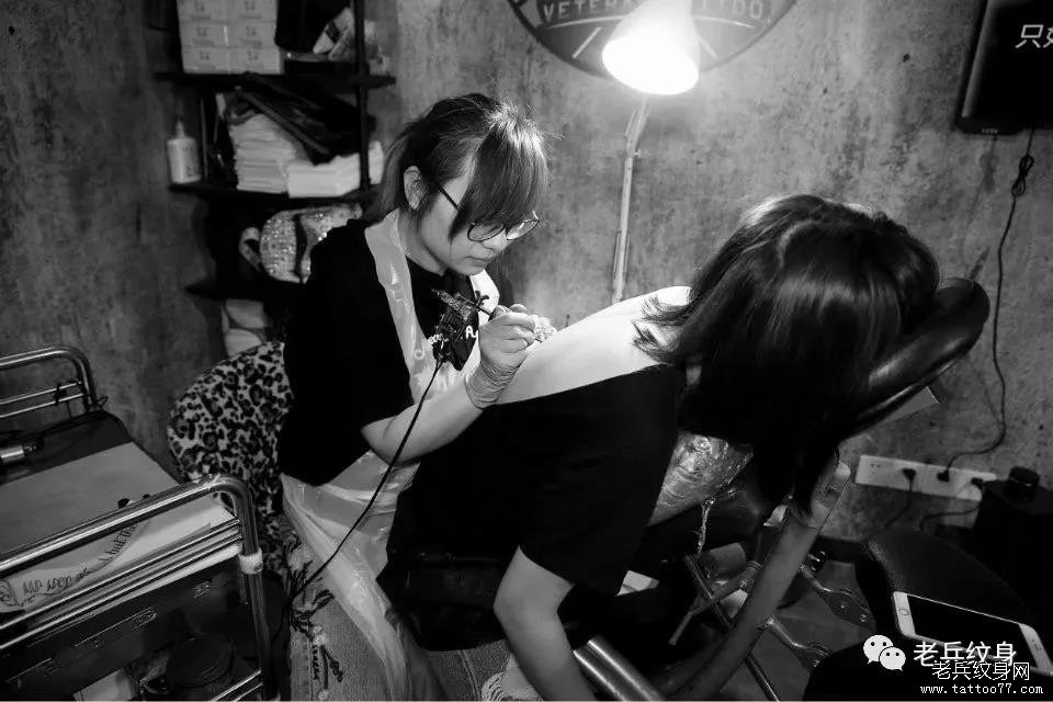 岁月静好,现世安稳——老兵店内纹身师纹身花絮