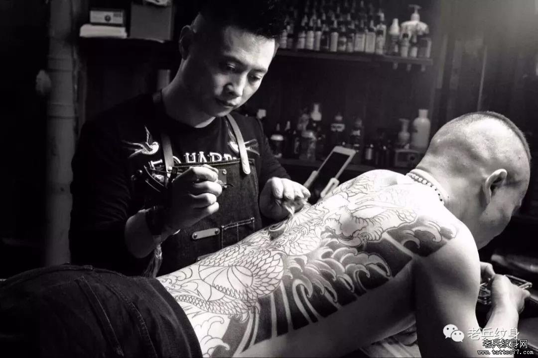 岁月静好,现世安稳——老兵店内纹身师纹身花絮