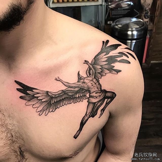 胸口人物翅膀纹身图案