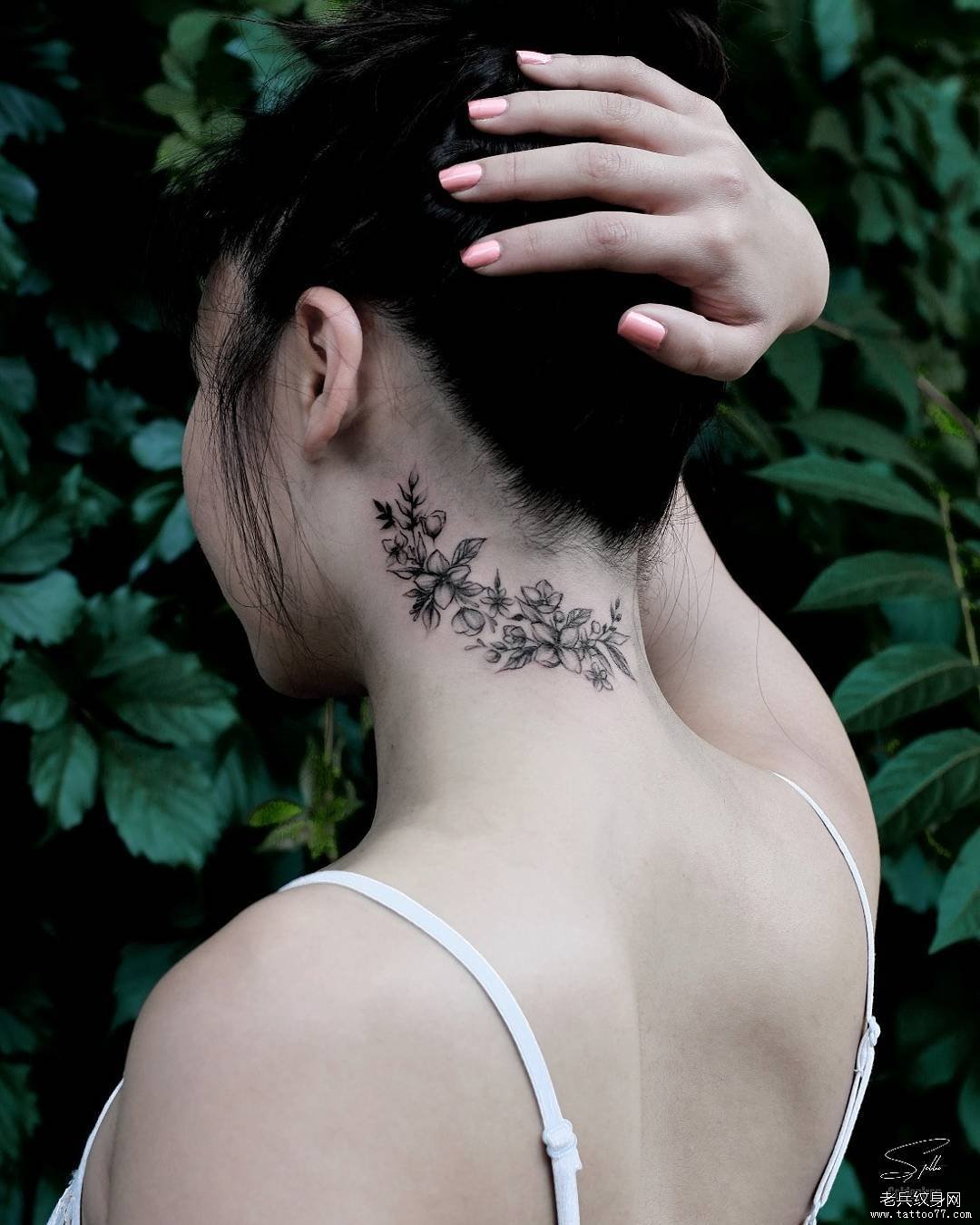 脖子黑灰花卉纹身图案