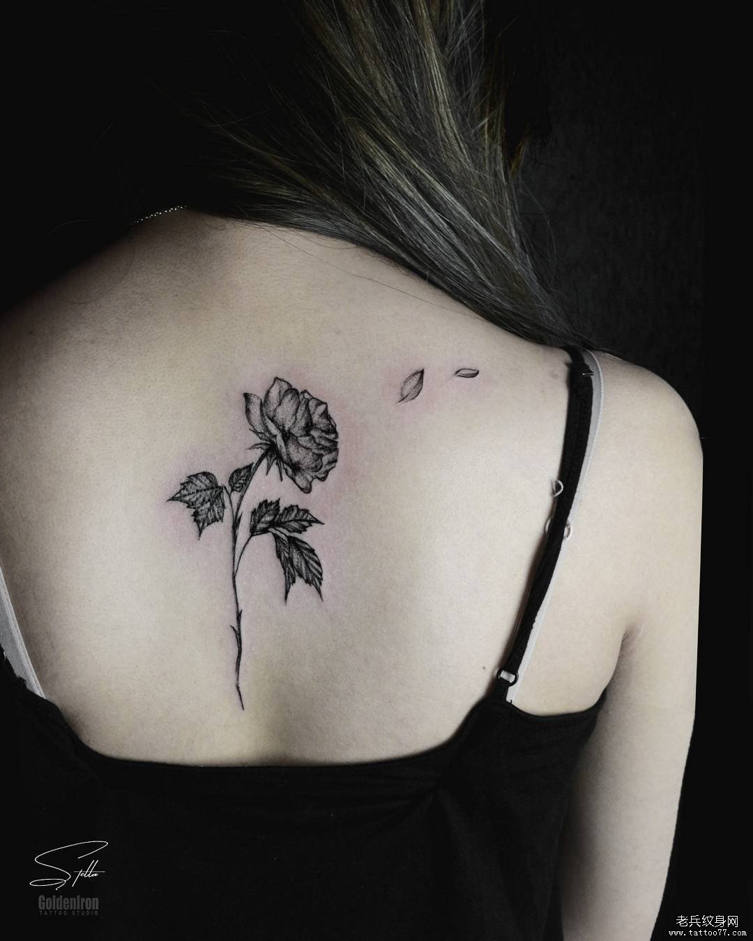 脊柱玫瑰花纹身图案