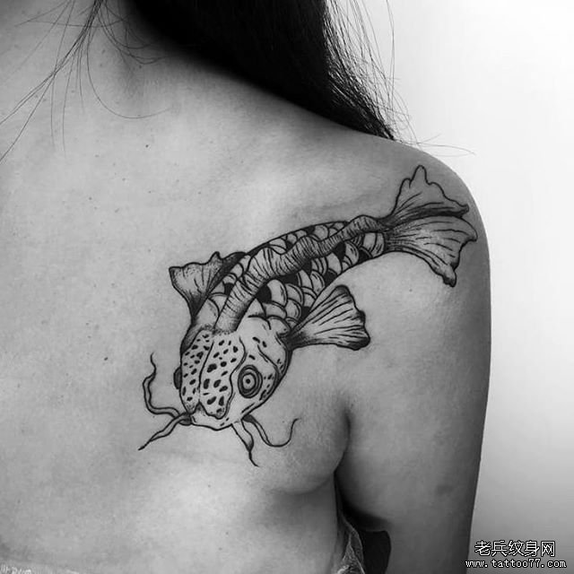 锁骨黑灰鲤鱼纹身图案