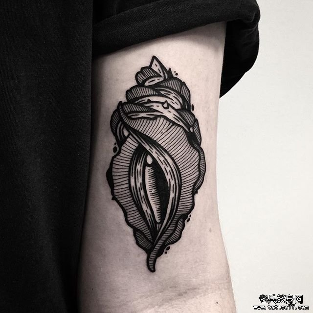 手臂黑色海螺纹身图案