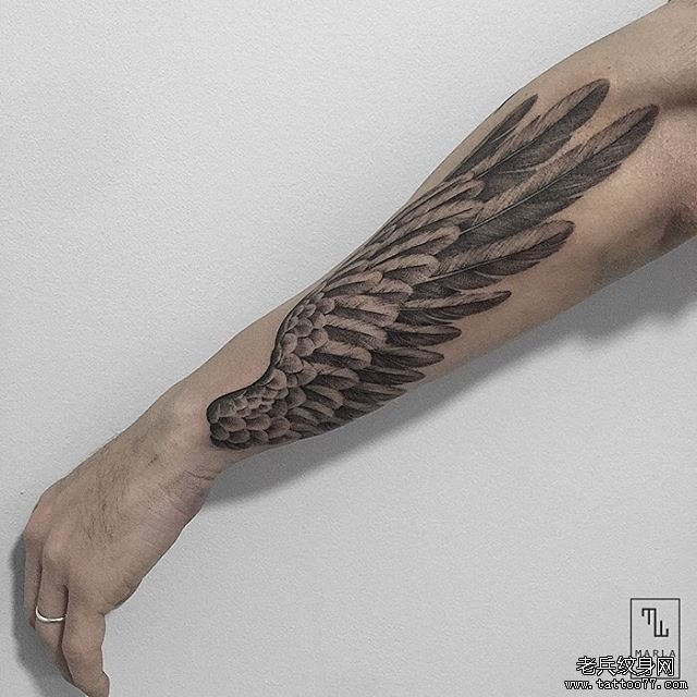 手臂黑灰翅膀纹身图案