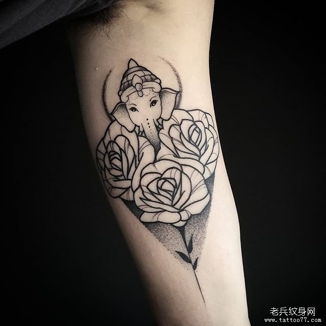 手臂黑灰象神玫瑰花纹身图案