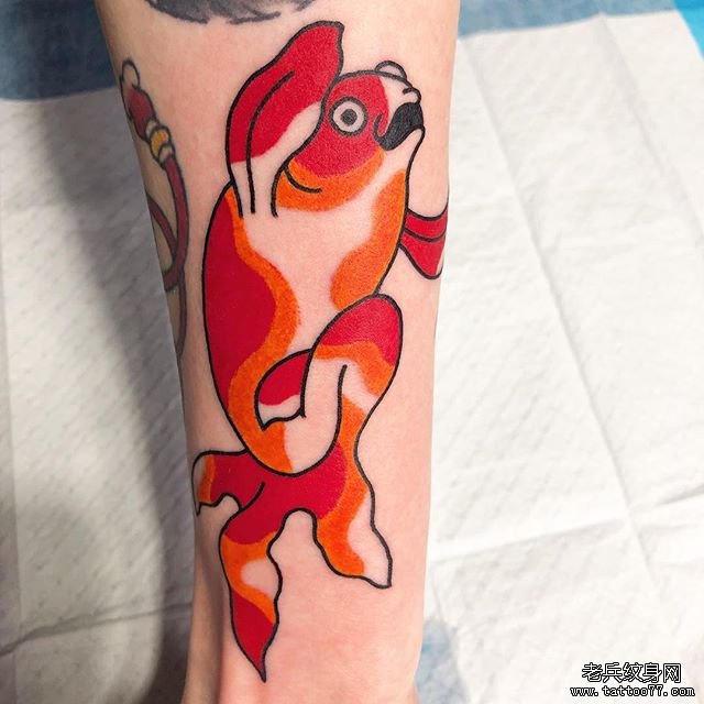日式彩色金鱼纹身图案
