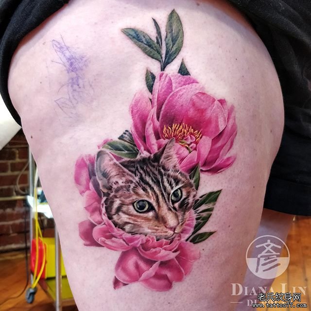 大腿彩色花卉猫咪纹身图案