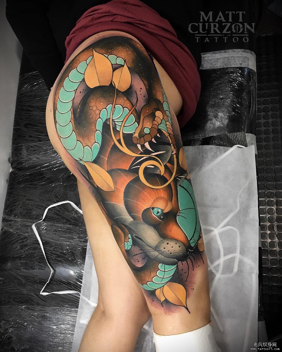 大腿彩色狐狸蛇纹身图案