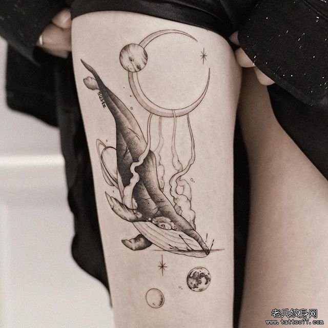大腿黑灰鲸鱼月亮纹身图案