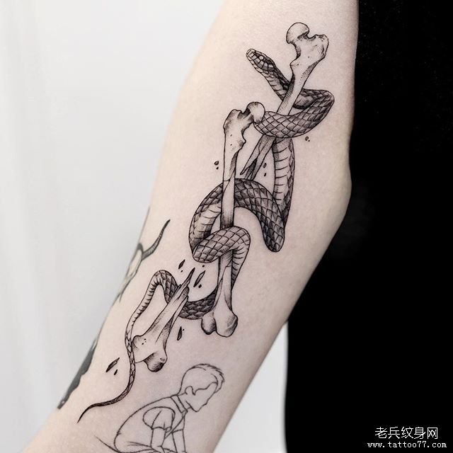 手臂黑灰蛇骨头纹身图案