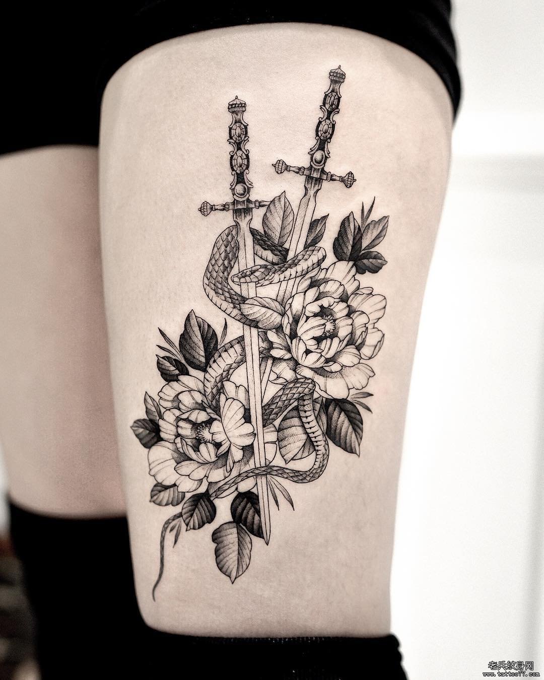 大腿黑灰剑花卉蛇纹身图案