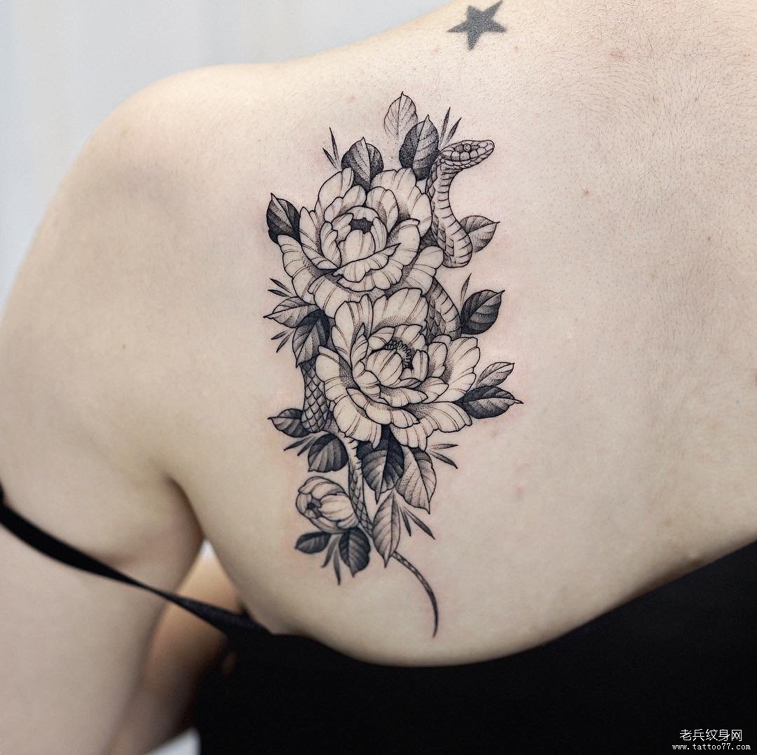 肩胛黑灰蛇花卉纹身图案