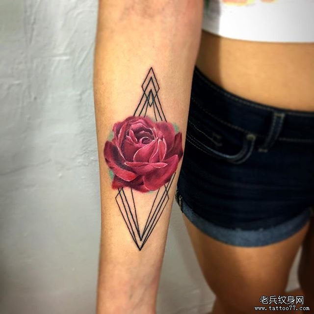 手臂玫瑰花纹身图案