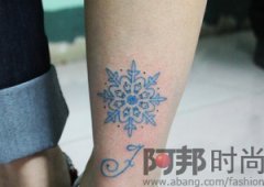 一款特别的蓝色雪花纹身图案图片和含义