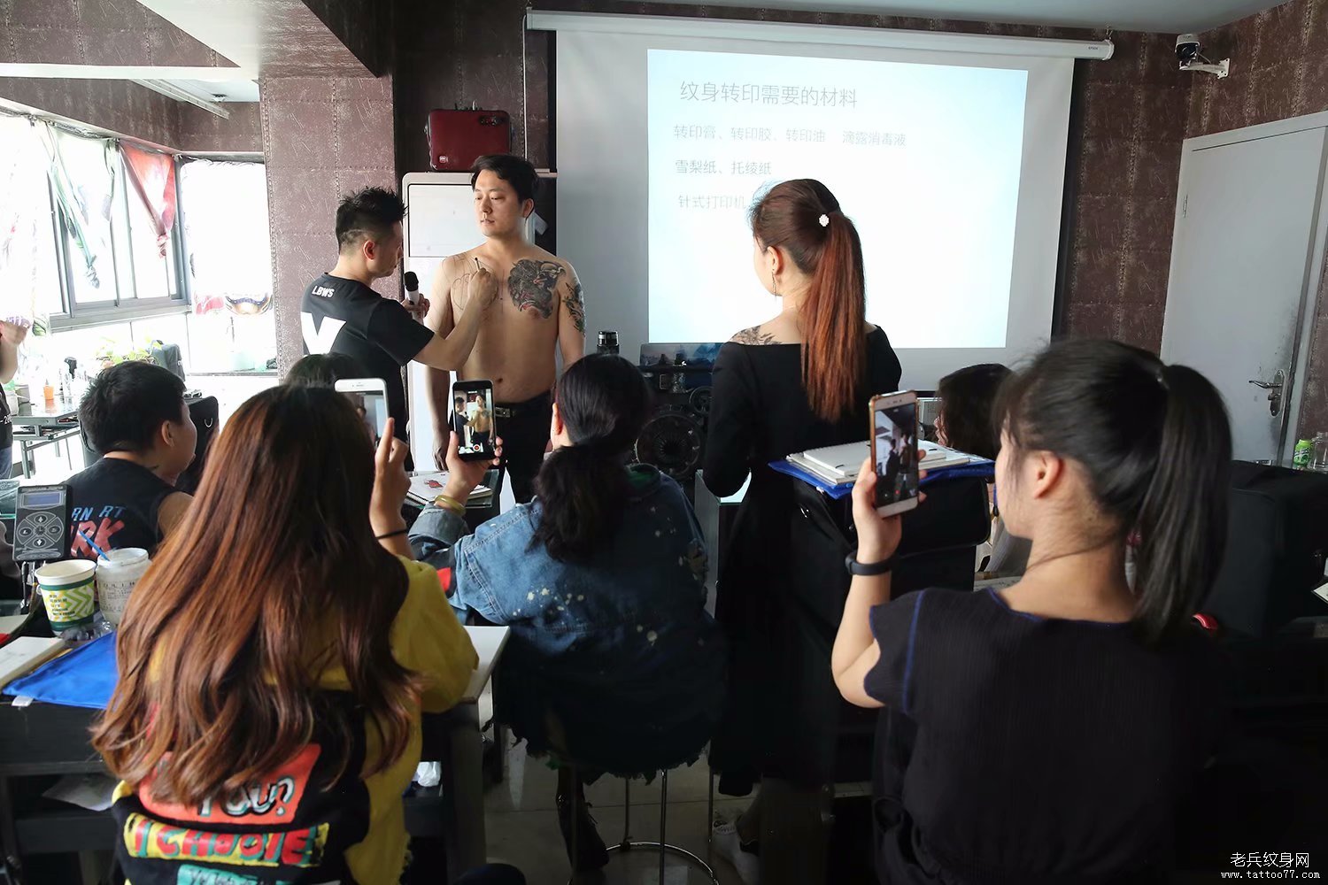 武汉老兵纹身培训学校兵哥给学员讲解纹身转印的技巧