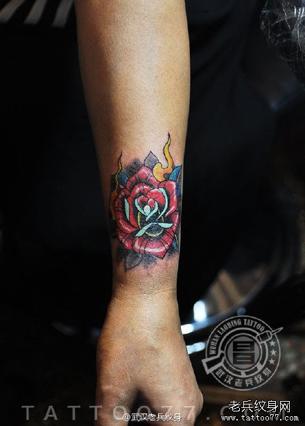 欧美玫瑰花纹身遮盖疤痕