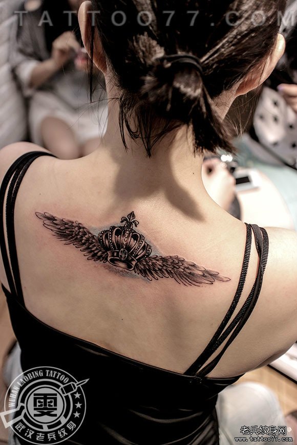 后背翅膀皇冠纹身
