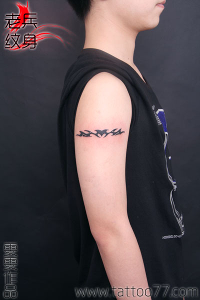 武汉纹身:大臂图腾臂环纹身