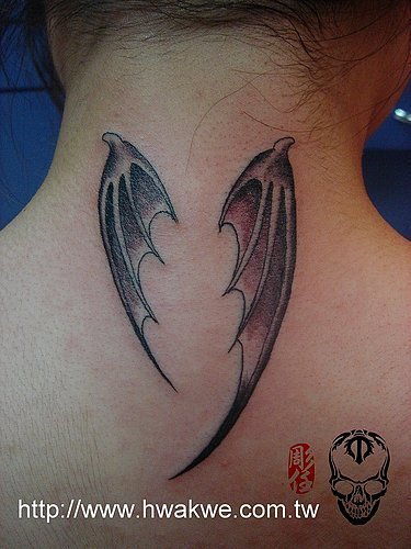 后颈纹身图案女翅膀图片