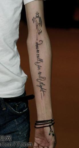 手臂花体英文字母纹身图案