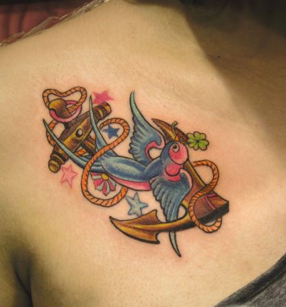 女孩子胸部小燕子船锚纹身图案