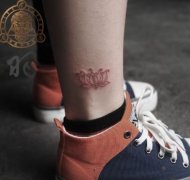 女孩子腿部一款线条莲花纹身图案