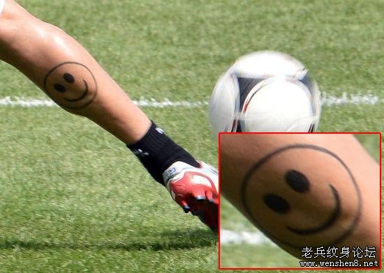 意大利球员迪亚曼蒂小腿上的纹身是一个笑脸