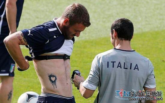 意大利球员德罗西肋部纹身是一个心形