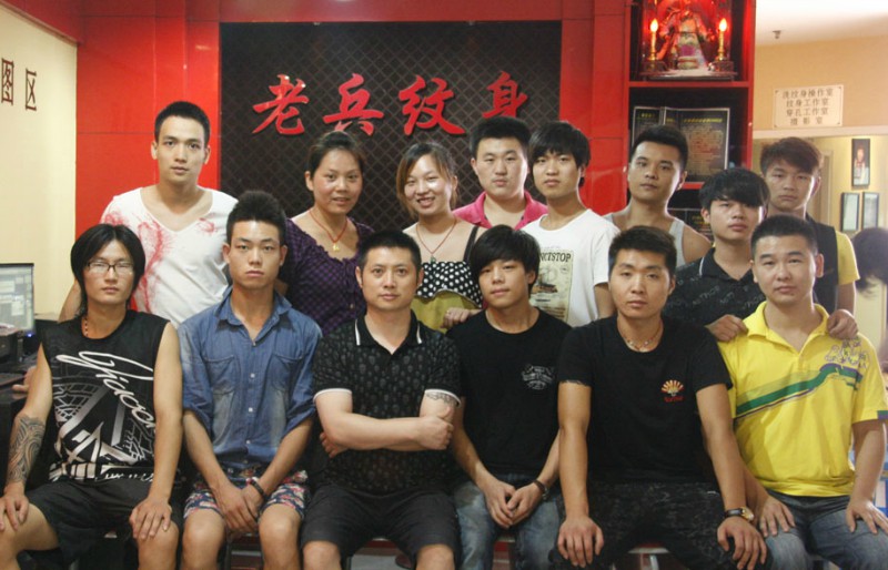 2012年武汉老兵纹身培训学校第五期纹身培训学员毕业合影