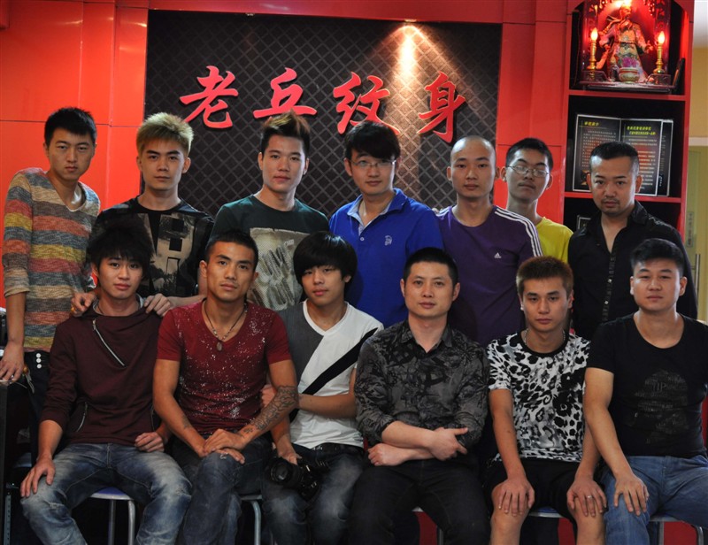 2012年武汉专业老兵纹身学校第六期纹身学员毕业合影