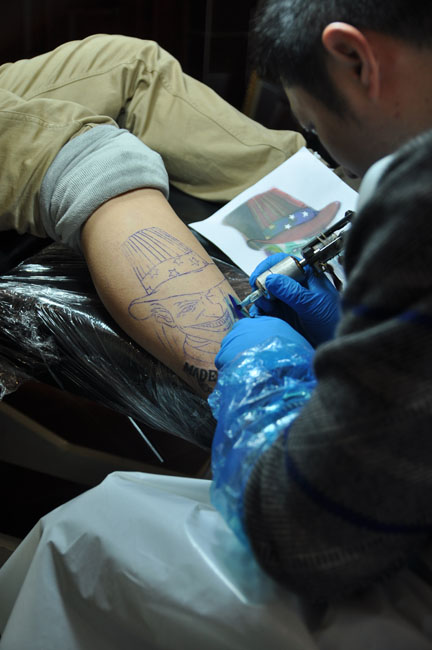 兵哥设计的小丑纹身今日开工