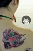 女生后肩背唯美漂亮的彩色莲花纹身图案