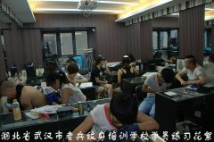 武汉专业老兵纹身学校纹身学员纹身练习中