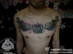 男人前胸很酷经典的皇冠翅膀纹身图案