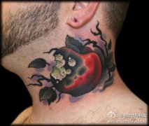 脖子处一款另类潮流的苹果纹身图案