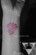 女生手腕小巧精美的彩色莲花纹身图案
