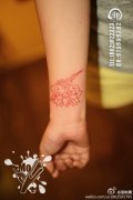 手腕潮流时尚的线条莲花纹身图案